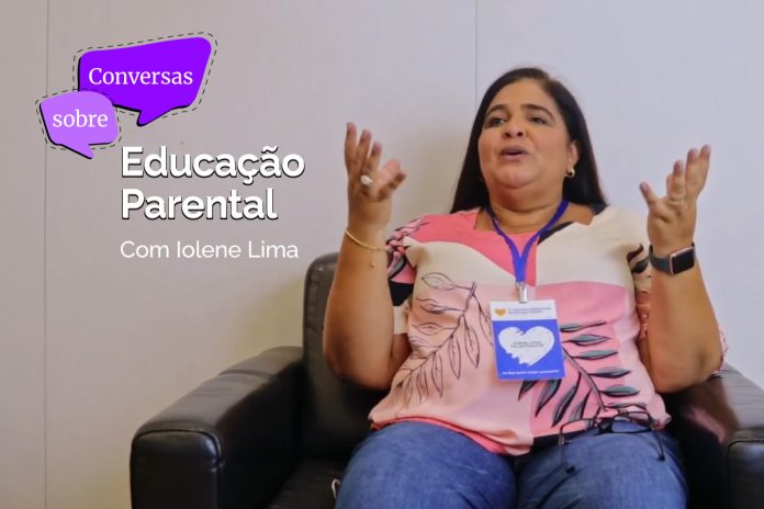 A pedagoga Iolene Lima está sentada, conversando sobre mais um episódio sobre Educação Parental, disponível no Youtube