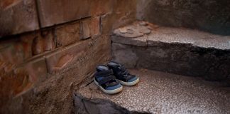 Sapatos de criança em degrau de escada