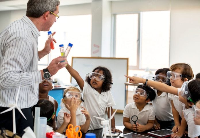 Crianças juntas realizando experimento de ciências