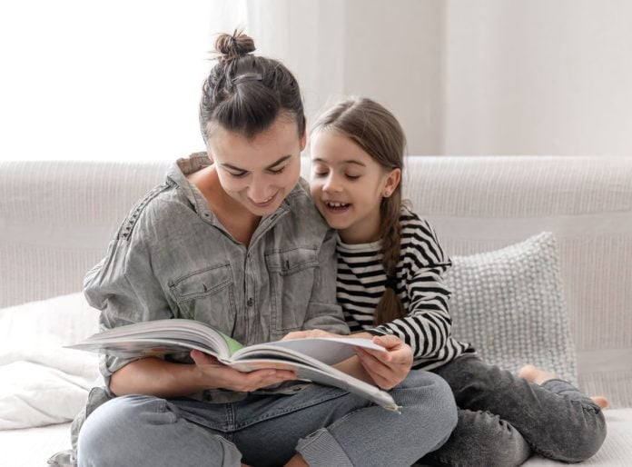 Mãe e filha leem livro juntas