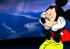 Mickey está sentado, triste, com cabeça apoiada sobre as mãos