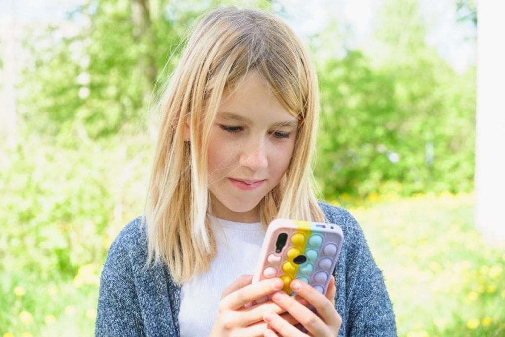 33% das meninas, com 13 anos ou menos, já receberam pedido para mandar nudes, indica pesquisa