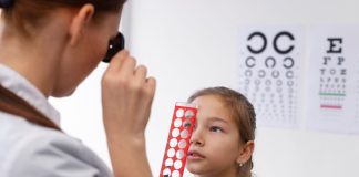 Criança faz teste para identificar existência de problema de visão