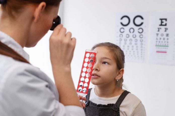 Criança faz teste para identificar existência de problema de visão
