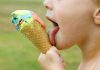 Menino toma sorvete, alimento que faz mal à saúde segundo nutricionista Gabriela Kapim