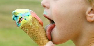Menino toma sorvete, alimento que faz mal à saúde segundo nutricionista Gabriela Kapim