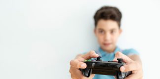 Menino segura controle de videogame