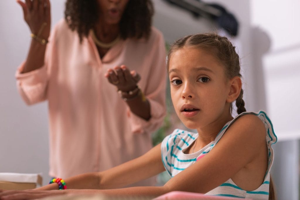 Educar os filhos com base em ameaças e punições é um erro gigantesco