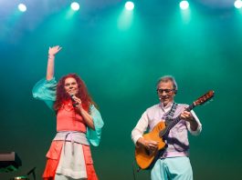 Sandra Peres e Paulo Tatit, da Palavra Cantada, cantam no palco