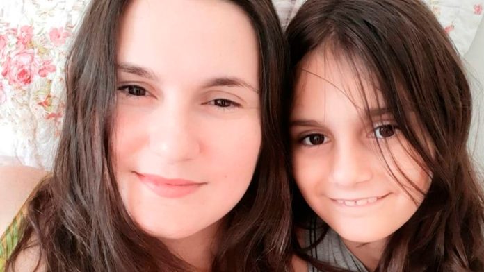 Thais Fanttini Sagrillo Zuccolotto e a filha Selena Sagrillo, morta em ataque a escolas de Aracruz (ES)
