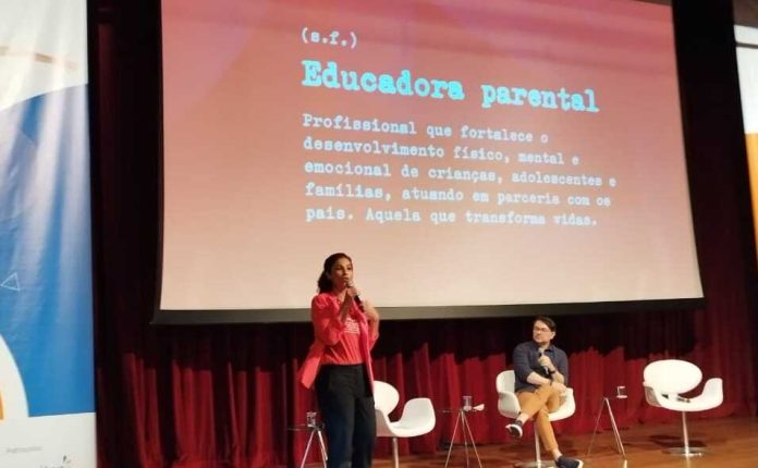 Ivana Moreira durante congresso de educação parental