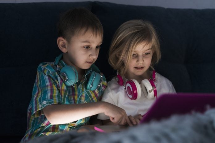 5 dicas para ensinar as crianças sobre segurança na internet; crianças no computador