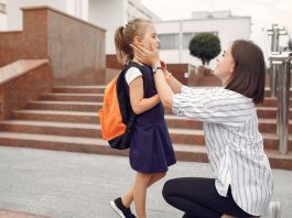 8 dicas para uma volta às aulas sem estresse para as crianças; Mãe se despede de filha na entrada da escola