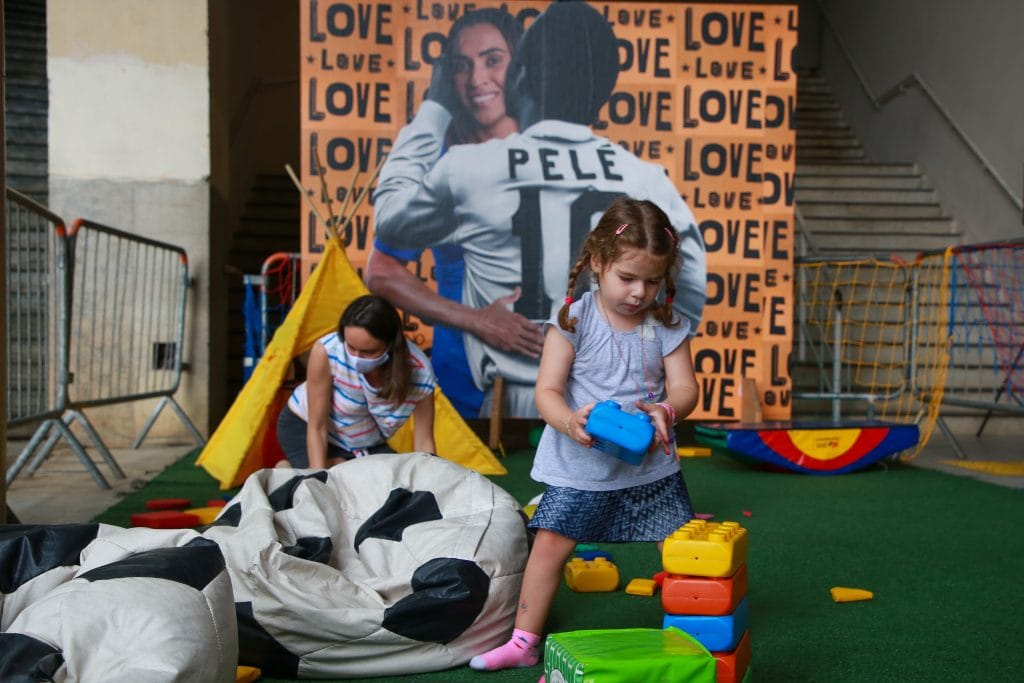 Atividades para as férias no Museu do Futebol; criança brincando com blocos