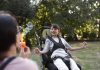 Famílias atípicas: cuidados a tomar para que as férias sejam tranquilas; menina na cadeira de rodas enquanto mãe faz bolhas de sabão