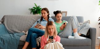 10 dicas para ajudar os pais de adolescentes durante as férias; meninas adolescentes no celular