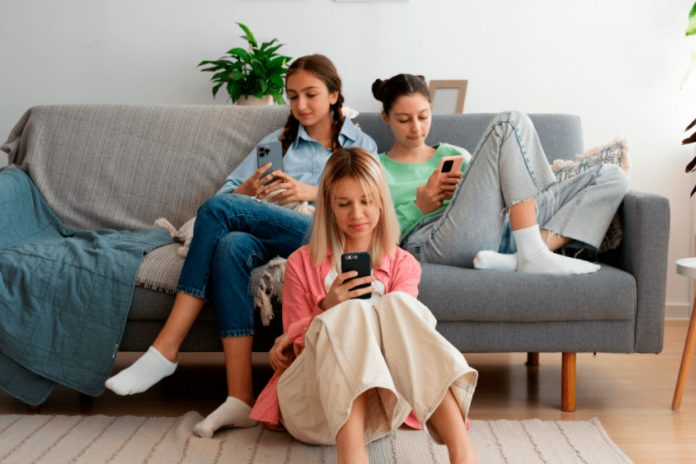10 dicas para ajudar os pais de adolescentes durante as férias; meninas adolescentes no celular