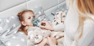 Fiocruz alerta para aumento de vírus respiratório em crianças; mãe fazendo inalação na filha doente