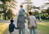 Os reais desejos dos homens para 2023; pai com filho nos ombros e segurando a mão do outro, o filho mais velho está ao lado segurando um skate