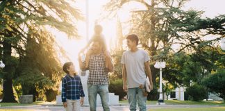 Proximidade e 'estilo parental democrático' para criação dos filhos são chave para bom relacionamento na adolescência; pai e filhos felizes