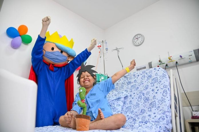 Criança com câncer em atendimento no Hospital Pequeno Príncipe, em Curitiba