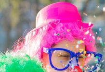 cropped-uma-mae-e-seus-filhos-estao-brincando-com-confetes-em-traje-de-carnaval-scaled-1.jpg