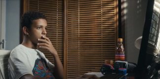 O ator Ricardo Silva vive na novela Travessia o adolescente Theo, que é viciado em jogos online