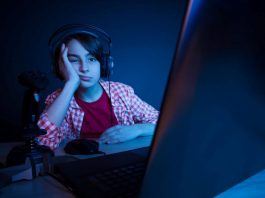 Adolescente joga videogame tarde da noite