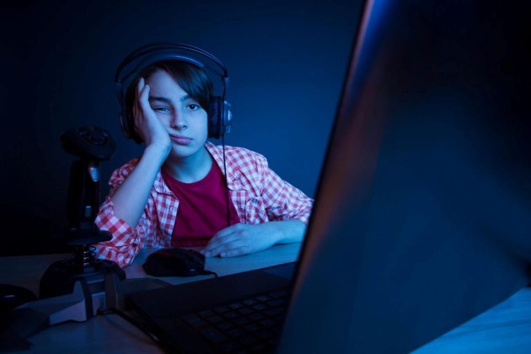 Adolescente joga videogame tarde da noite