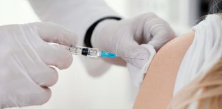 Aplicação de vacina no braço de paciente