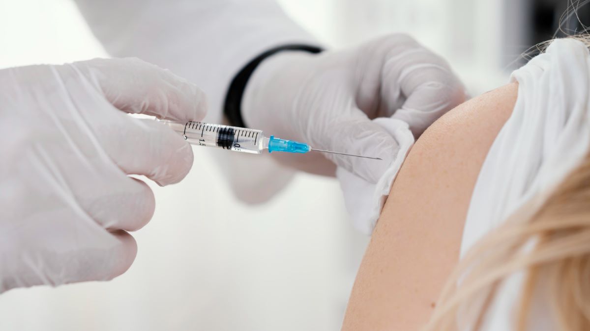 Aplicação da vacina bivalente contra a Covid começa em grupos prioritários