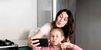 Mãe e filha fazem careta para selfie no celular