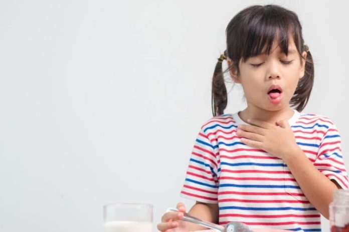 Menina tosse enquanto está comendo