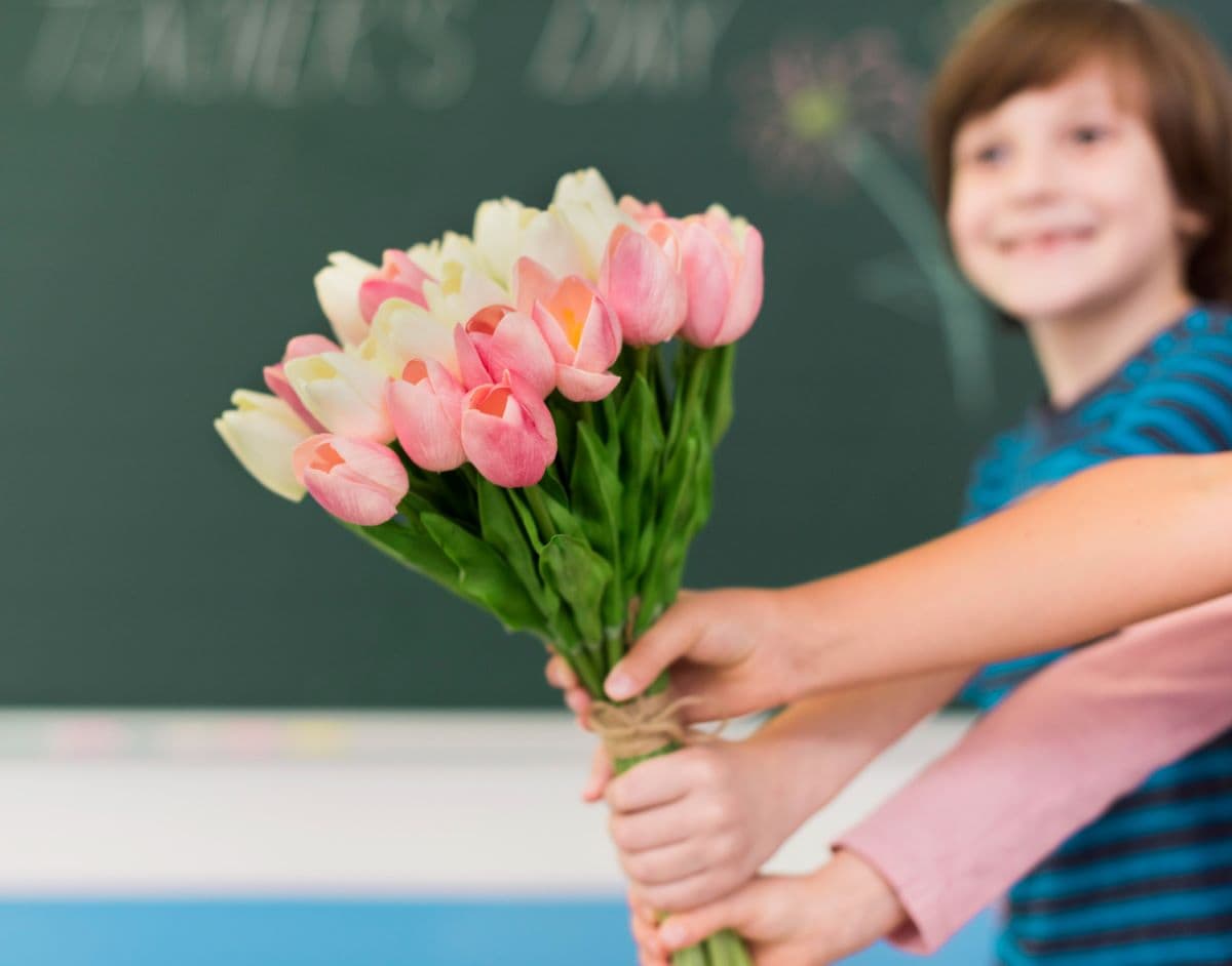 Corrente do bem: movimento incentiva crianças a levar flores e abraços para a escola