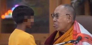 Reprodução de cena de vídeo em que o líder espiritual tibetano, Dalai Lama pede para menino indiano 
