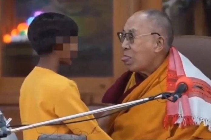 Reprodução de cena de vídeo em que o líder espiritual tibetano, Dalai Lama pede para menino indiano 