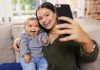 Mãe faz selfie com bebê no colo