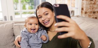 Mãe faz selfie com bebê no colo