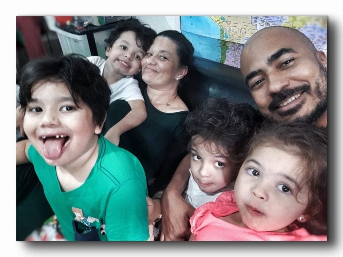 NIltinho, a esposa Giseli Silva, e os filhos