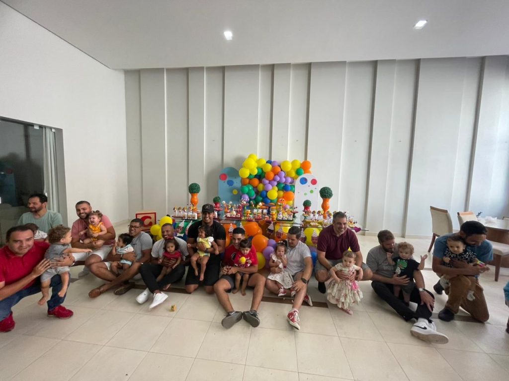 Pais durante festa infantil que promoveu bate-papo com educadora parental Fernanda Mosin