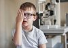 Menino faz exame de vista para detectar problemas como a miopia