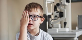 Menino faz exame de vista para detectar problemas como a miopia