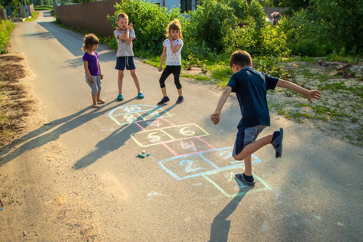 10 brincadeiras antigas para fazer com os filhos