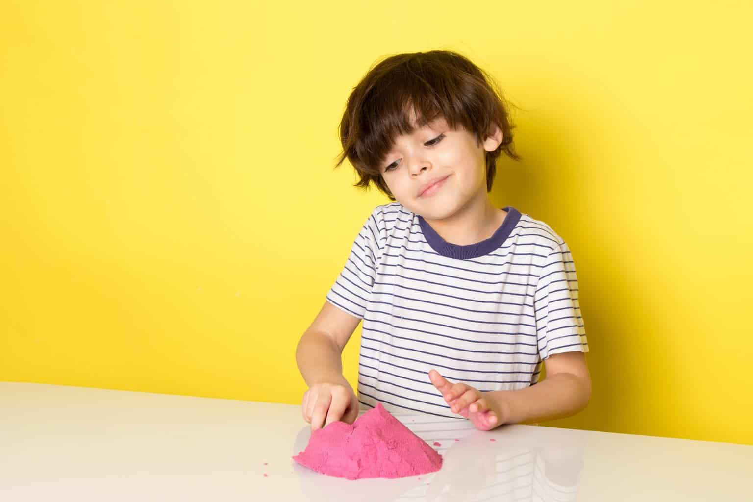 5 brincadeiras sensoriais para as crianças se divertirem