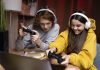 SBP alerta sobre impacto dos games na saúde dos adolescentes; dois adolescentes jogando videogame juntos em casa