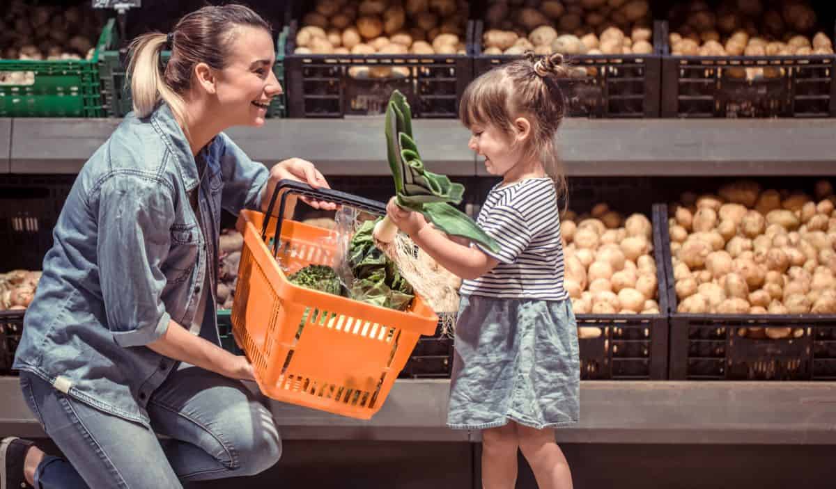 Lista de supermercado: saiba como envolver as crianças nas compras