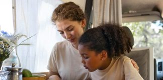 Mãe acompanha filha na lição de casa