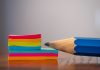 Lápis está apoiado em bloco de notas colorido