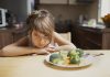 Pais podem influenciar na seletividade alimentar dos filhos; menina se recusa a comer um prato com brócolis