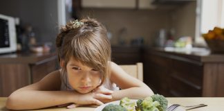 Pais podem influenciar na seletividade alimentar dos filhos; menina se recusa a comer um prato com brócolis